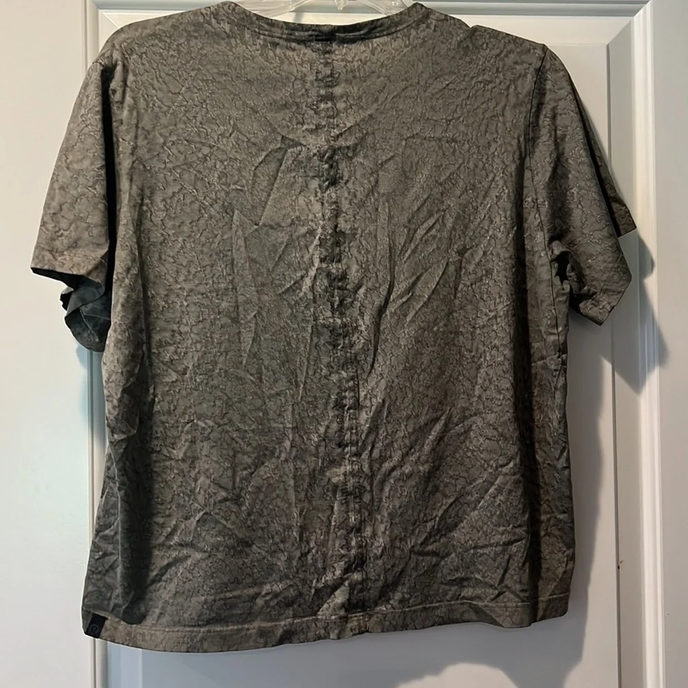 Lululemon tee - Picture 3 of 4